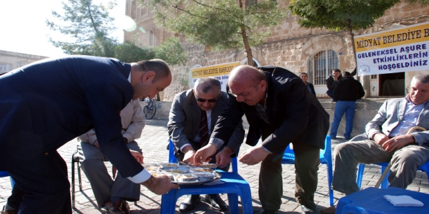 Midyat Belediyesi Aşure Dağıttı