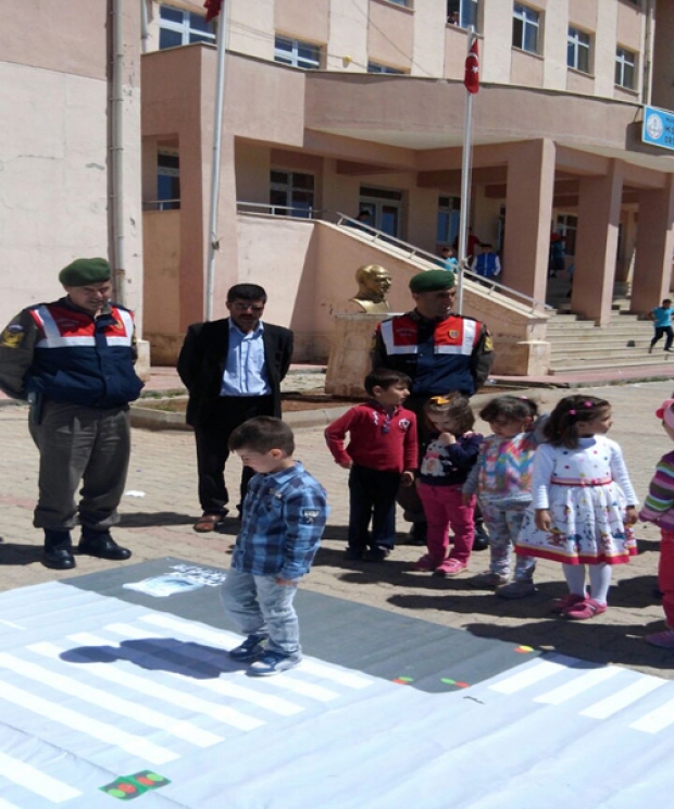 Midyat Jandarma Trafik Haftası Karanfil
