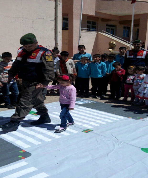 Midyat Jandarma Trafik Haftası Karanfil