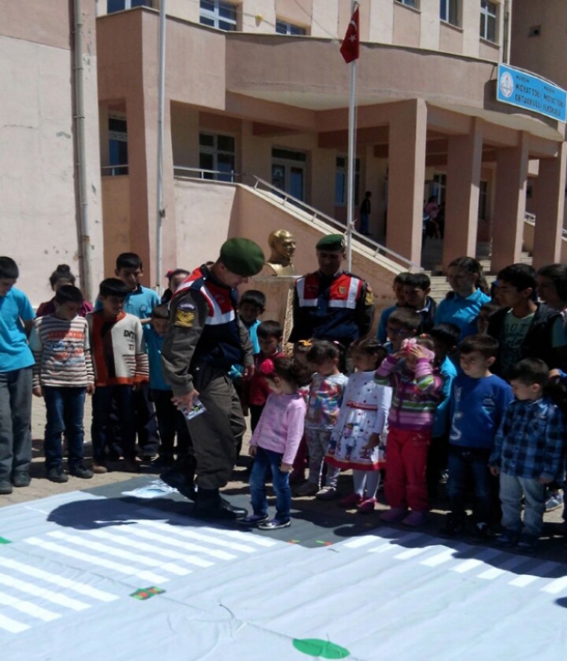 Midyat Jandarma Trafik Haftası Karanfil