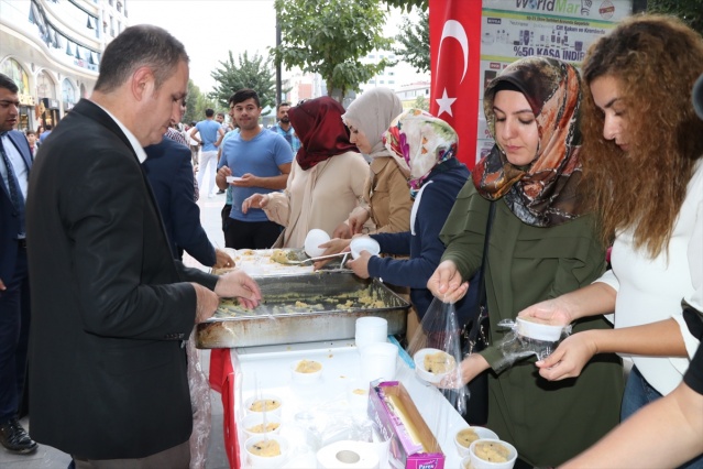 Batman Şehitleri İçin Helva Dağıtıldı