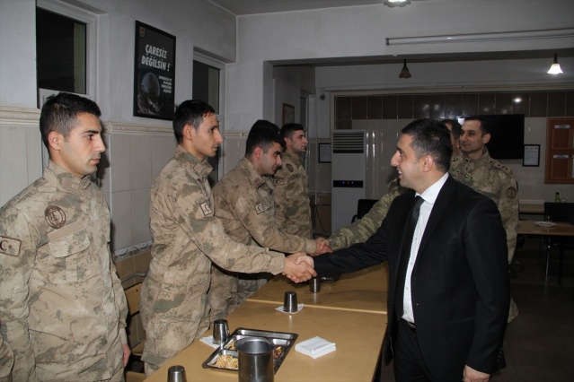 Midyat Kaymakamı Hüseyin Tekin, yılbaşında görev yapan güvenlik güçleri, sağlık çalışanları ve itfaiye ekiplerini ziyaret etti.