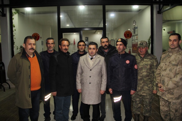 Midyat Kaymakamı Hüseyin Tekin, yılbaşında görev yapan güvenlik güçleri, sağlık çalışanları ve itfaiye ekiplerini ziyaret etti.