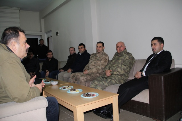 Midyat Kaymakamı Hüseyin Tekin, yılbaşında görev yapan güvenlik güçleri, sağlık çalışanları ve itfaiye ekiplerini ziyaret etti.