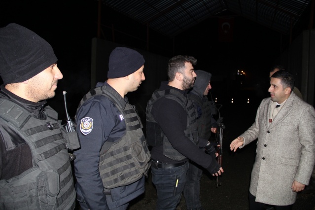 Midyat Kaymakamı Hüseyin Tekin, yılbaşında görev yapan güvenlik güçleri, sağlık çalışanları ve itfaiye ekiplerini ziyaret etti.