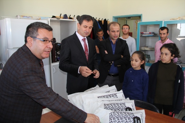Midyat'ta Başarılı Öğrencilere Eşofman Dağıtıldı
