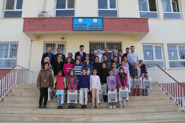 Midyat'ta Başarılı Öğrencilere Eşofman Dağıtıldı