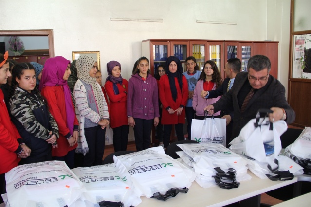 Midyat'ta Başarılı Öğrencilere Eşofman Dağıtıldı
