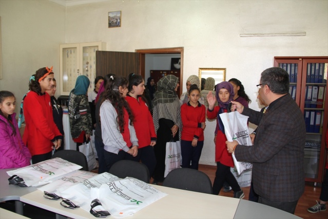 Midyat'ta Başarılı Öğrencilere Eşofman Dağıtıldı