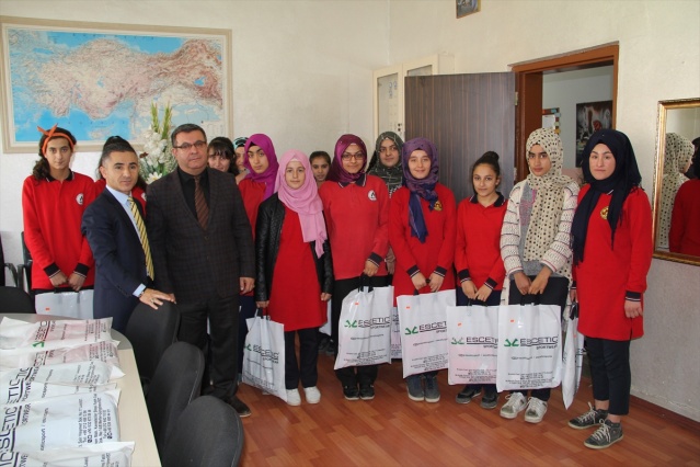 Midyat'ta Başarılı Öğrencilere Eşofman Dağıtıldı