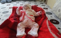 285 gram doğdu, yaşama tutundu