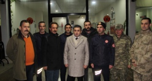 Midyat Kaymakamı Hüseyin Tekin, yılbaşında görev yapan güvenlik güçleri, sağlık çalışanları ve itfaiye ekiplerini ziyaret etti.