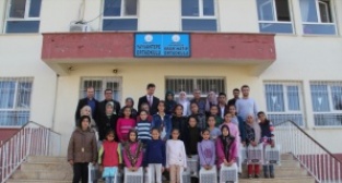 Midyat'ta Başarılı Öğrencilere Eşofman Dağıtıldı