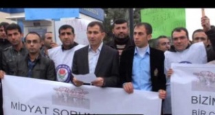 Midyat'ta pankartlı fidanlı tepki - Çukurlara Ağaç Dikildi