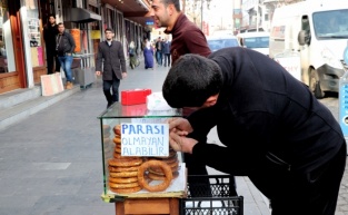 Parası olmayana ücretsiz simit