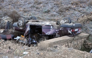 Midyat'ta Trafik Kazası : Araç Şarampole Yuvarlandı