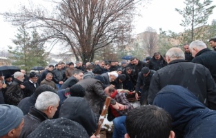 Otobüs Kazasında Hayatını Kaybeden Şükran Yücel Peköz, Midyat'ta Toprağa Verildi