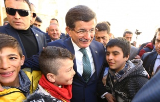 Başbakan Davutoğlu, Midyat'taki telafi eğitim programına katılan öğrencilerle bir araya geld