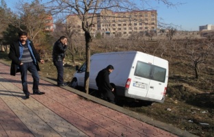 Midyat'ta Minibüs Tarlaya Uçtu, Yol Değil Köstebek Tarlası