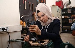 Ahşap süs eşyaları üreterek para kazanıyorlar