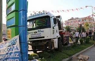 Freni boşalan vinç, 2 kişinin yaralanmasına neden oldu