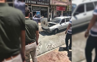 Seyir halindeki otomobil alev aldı
