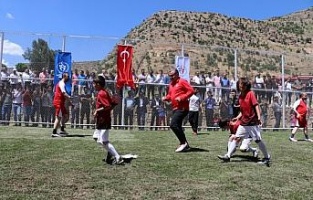 Yere düşen Türk bayrağını dalgalandıran Şırnaklı çocuklarla maç yaptı
