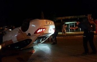 Polisten kaçarken devrilen otomobilde uyuşturucu bulundu