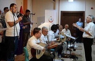 Hastalardan sağlık personeline konser