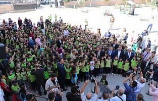 Vali töreni öğrencilerle ayakta izledi