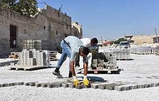 Azez ilçesindeki yollara kilit taşı döşeniyor