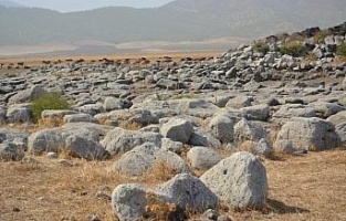 Baraj suyu çekilince höyük ortaya çıktı