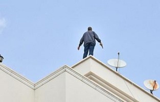 Çatıda havaya ateş açan kişiyi Vali Yardımcısı ikna etti