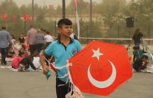 Çocuklar gökyüzünü uçurtmalarıyla renklendirdi