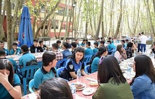 Kozluk'ta polis ve öğrenciler piknik yaptı