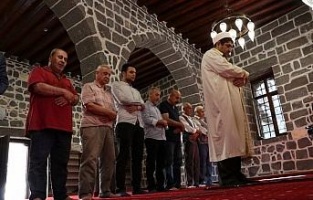 Teröristlerin tahrip ettiği camilerden ezan sesi yükseliyor