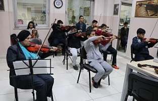 Çocukluk hayali kemanı, 65 yaşında eline aldı