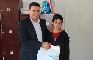 Öğrencilere mont, ayakkabı ve kitap yardımı