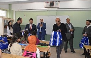 Şırnaklı öğrencilere giyim yardımı