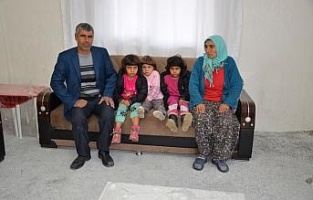 Besni'de evi yanan aileye yardım