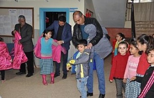 İslahiye'de öğrencilere kışlık giysi desteği