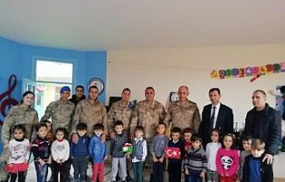 Mehmetçik'ten gıda ve yakacak yardımı