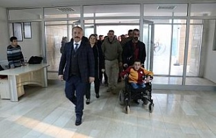 Vali engelli genci makam aracıyla programa götürdü