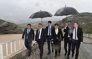 Vali Pekmez, selde zarar gören köprüyü inceledi