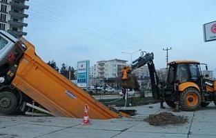 Adıyaman'da kamyon çukura düştü