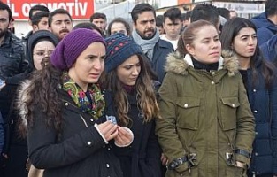 Arkadaşlarını anmak için kaza yerine karanfil bıraktılar