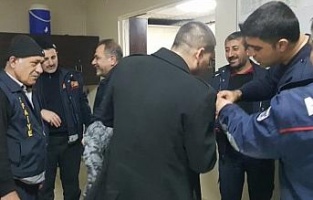 Çocuğun parmağına sıkışan somunu itfaiye ekipleri çıkardı