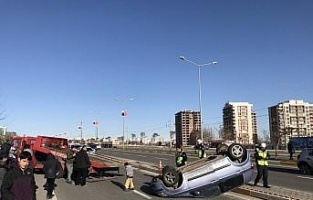 Karne dağıtmaya giderken öğrencilere çarpmamak için kaza yaptı