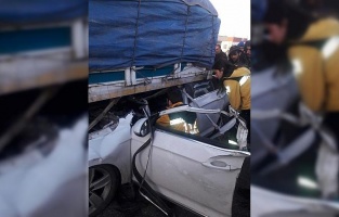 Otomobil kamyonun altına girdi: 1 ölü