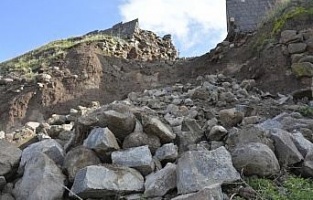 Şanlıurfa'da yağışlar tarihi kaleye zarar verdi